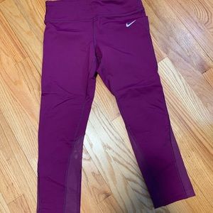Médium NWT Nike Epic Lux Tight Fit Capris.